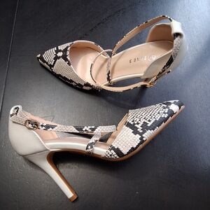 NWOT Zone 3 Snakeskin & Leather Strappy Shoes   Size 36 (5.5)